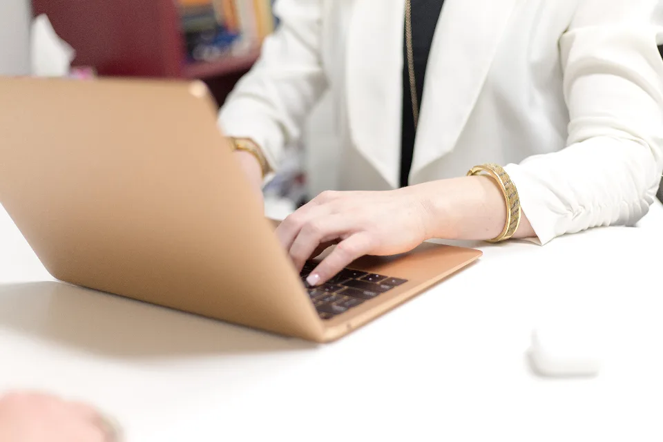 Dos personas revisando juntas el calendario de contenidos en una laptop
