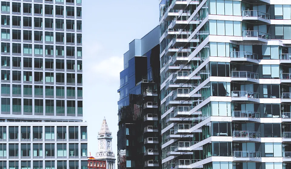 Fachada de un edificio de departamentos moderno con balcones
