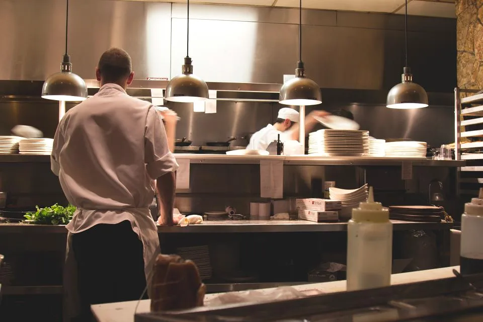 Personal de cocina trabajando en el pase de un restaurante